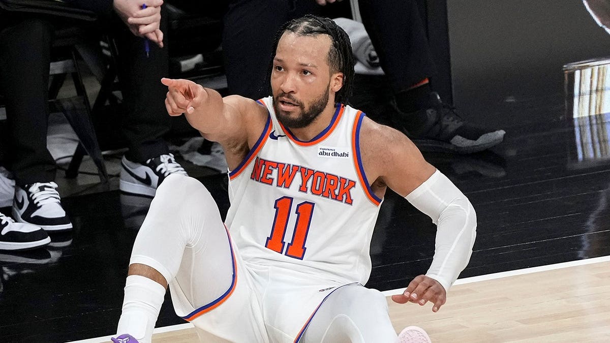 El base de los New York Knicks, Jalen Brunson, se desplaza por la cancha tras anotar una canasta