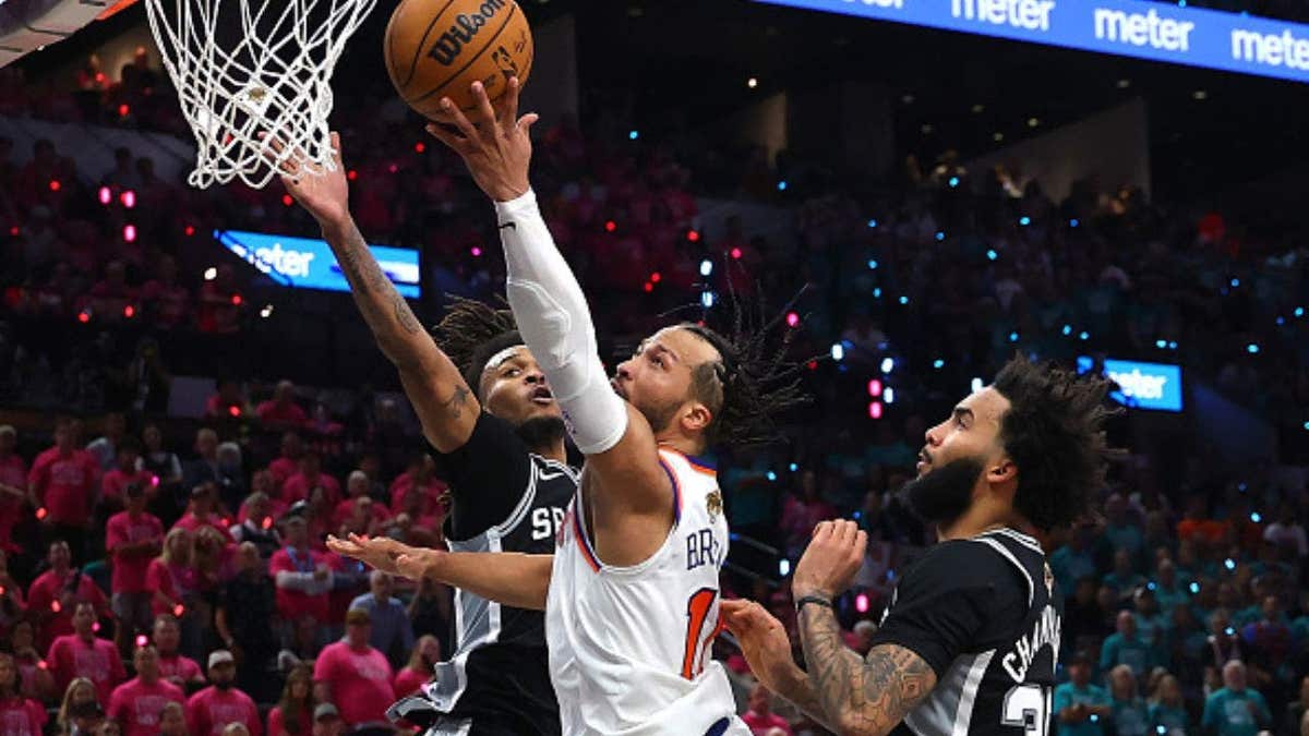 Jalen Brunson se lanza a canasta durante la victoria de los Knicks por 105-95 en el primer partido de las NBA contra los Spurs (Foto de Juan Ocampo/NBAE vía Getty Images)