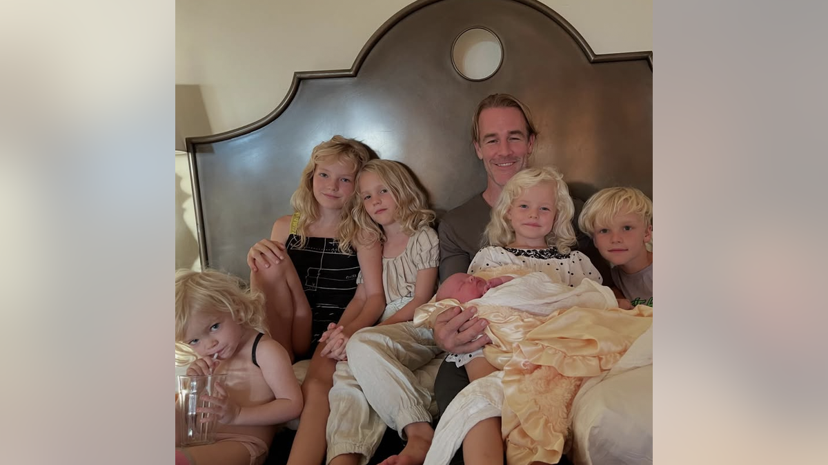 James Van Der Beek in bed with his kids