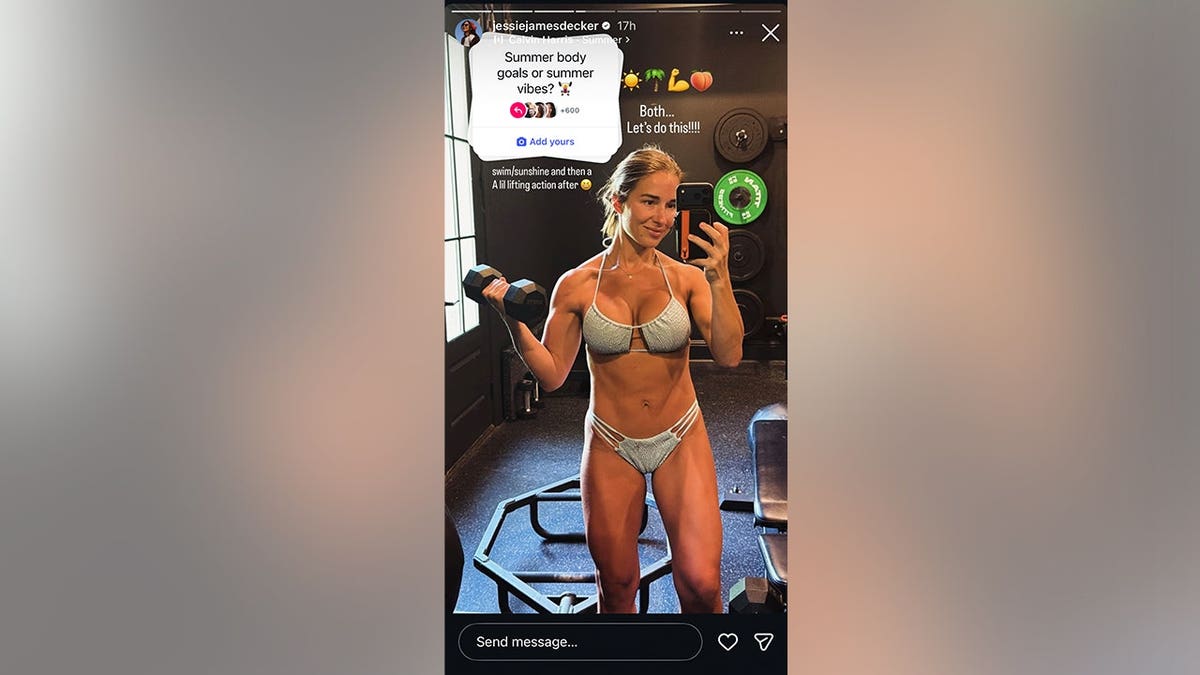 Jessie James Decker de biquíni azul em suas histórias do Instagram em junho de 2026.