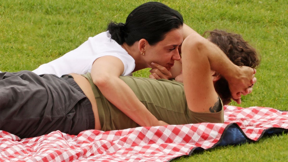 Justin Trudeau whispers to Katy Perry
