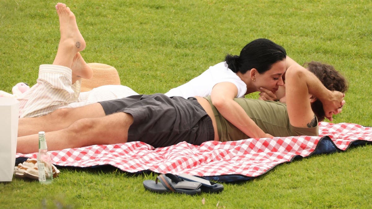 Katy Perry cuddles Justin Trudeau by the beach