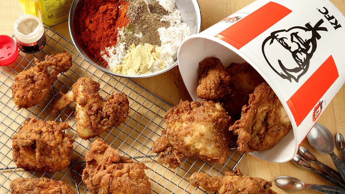 Pedaços de frango frito KFC em uma mesa.