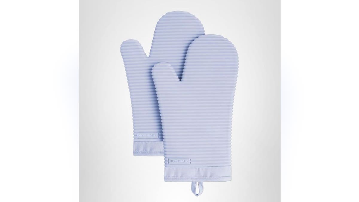 These heat- and slip-resistant mitts won't melt and clean easily. 