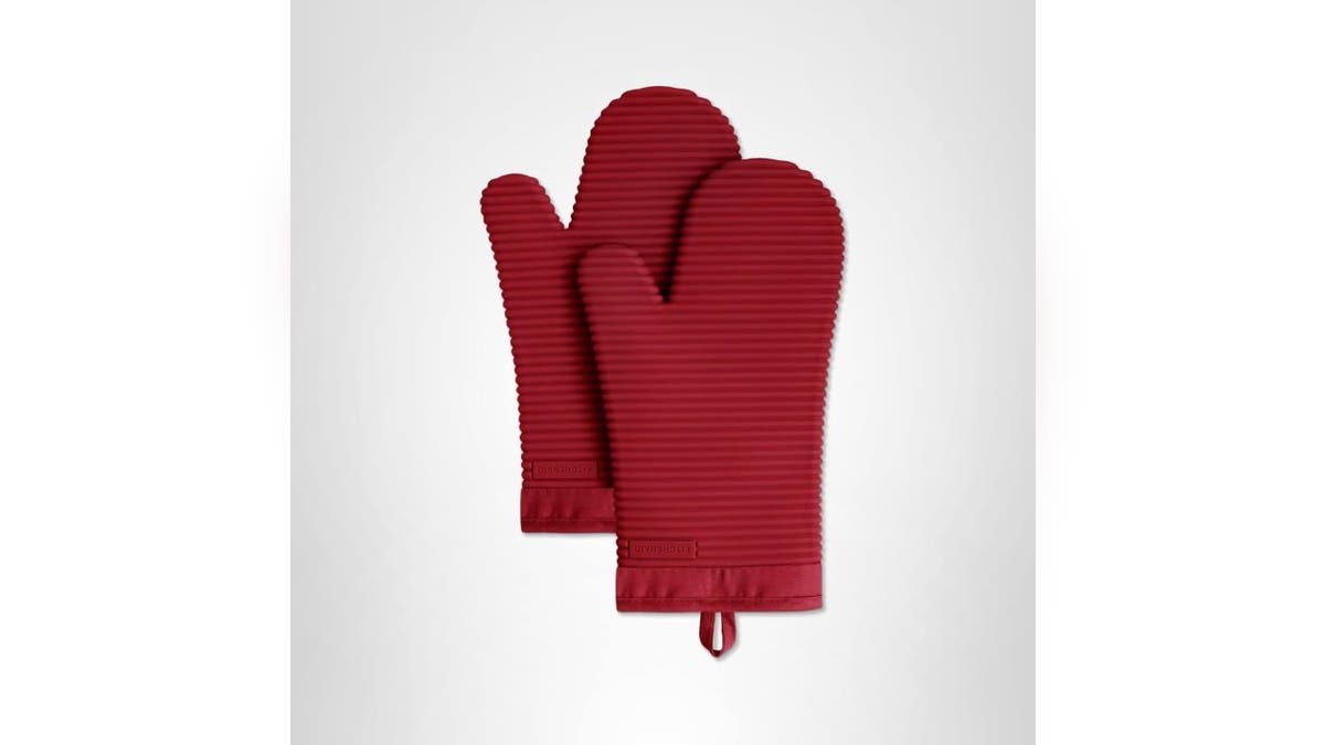 These heat- and slip-resistant mitts won't melt and clean easily. 