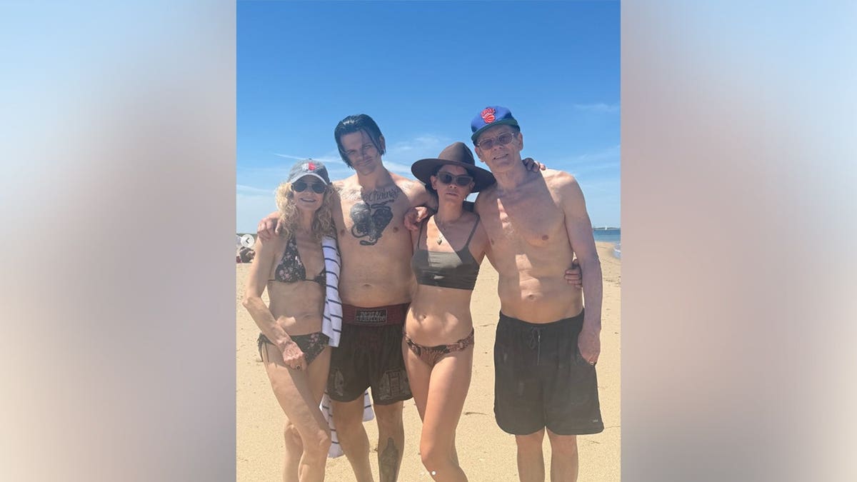 Kevin Bacon e Kyra Sedgwick posaram na praia com os filhos no Instagram.