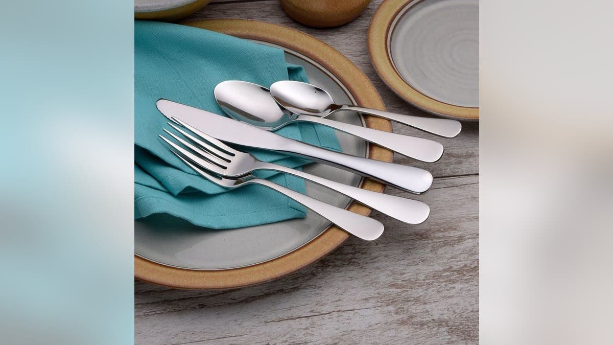 This flatware set looks great with any dishware.