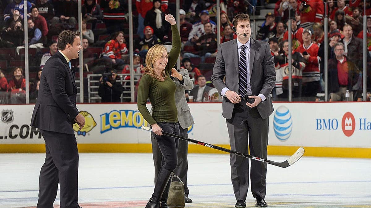 Sportscaster Linda Cohn reacting after making a shot at the United Center in Chicago
