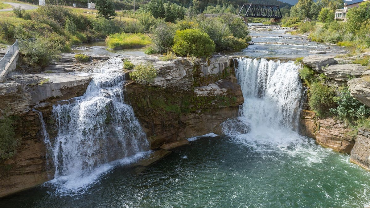 Las cataratas de Lundbreck cayendo en cascada en las estribaciones de Alberta durante el verano