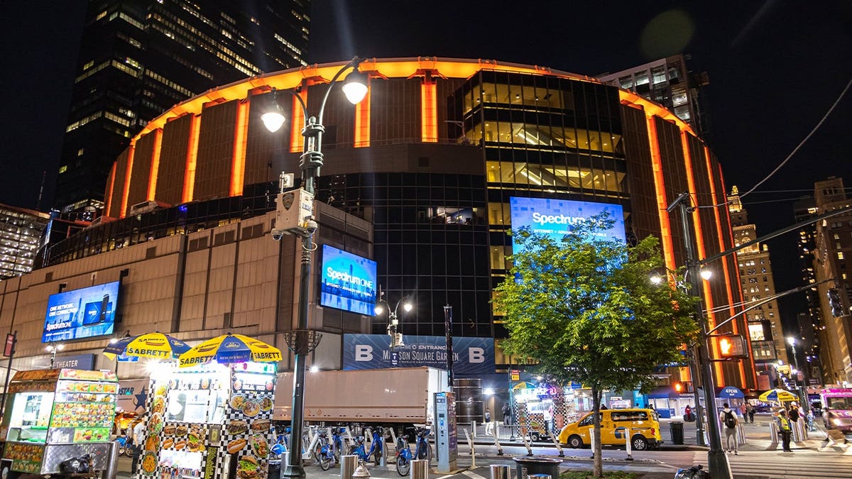 Exterior do Madison Square Garden à noite.