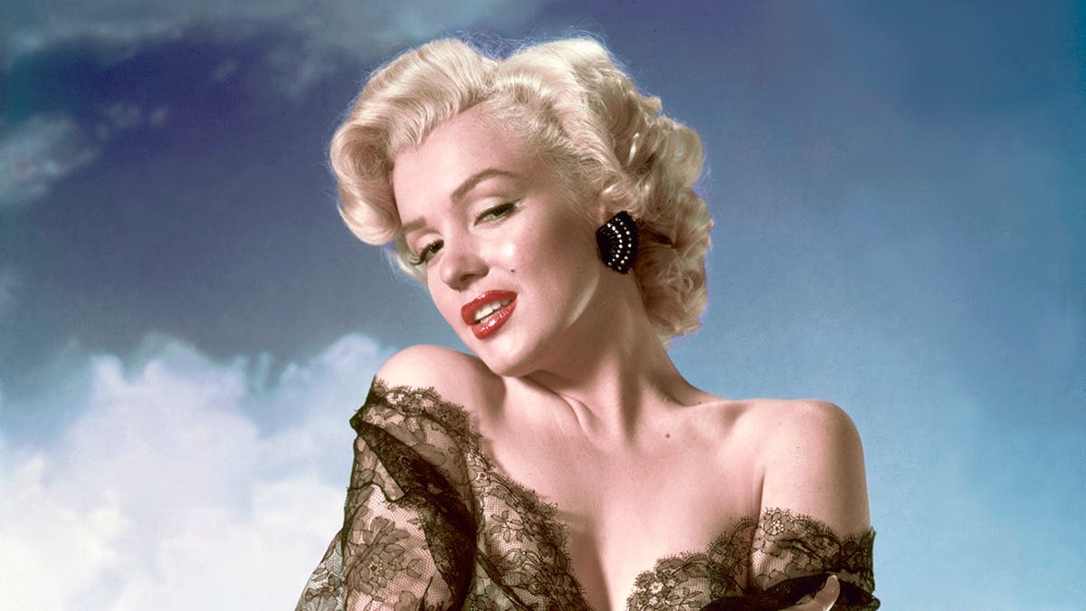 Marilyn Monroe posing for a portrait photograph.