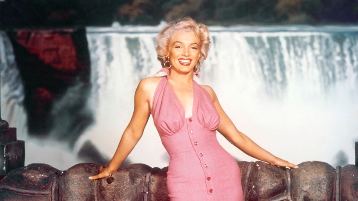Marilyn Monroe standing on the set of Niagara.