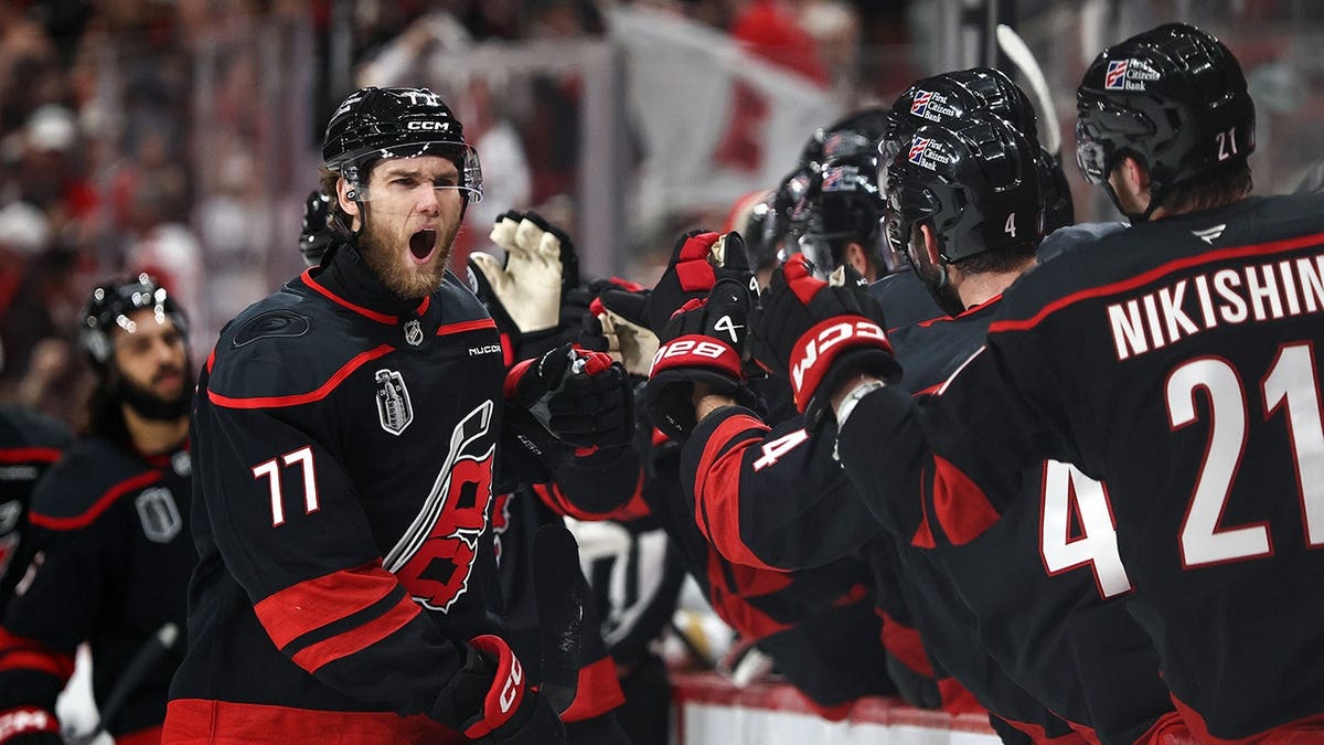 Mark celebrando un gol durante un partido de hockey en el Lenovo Center de Raleigh