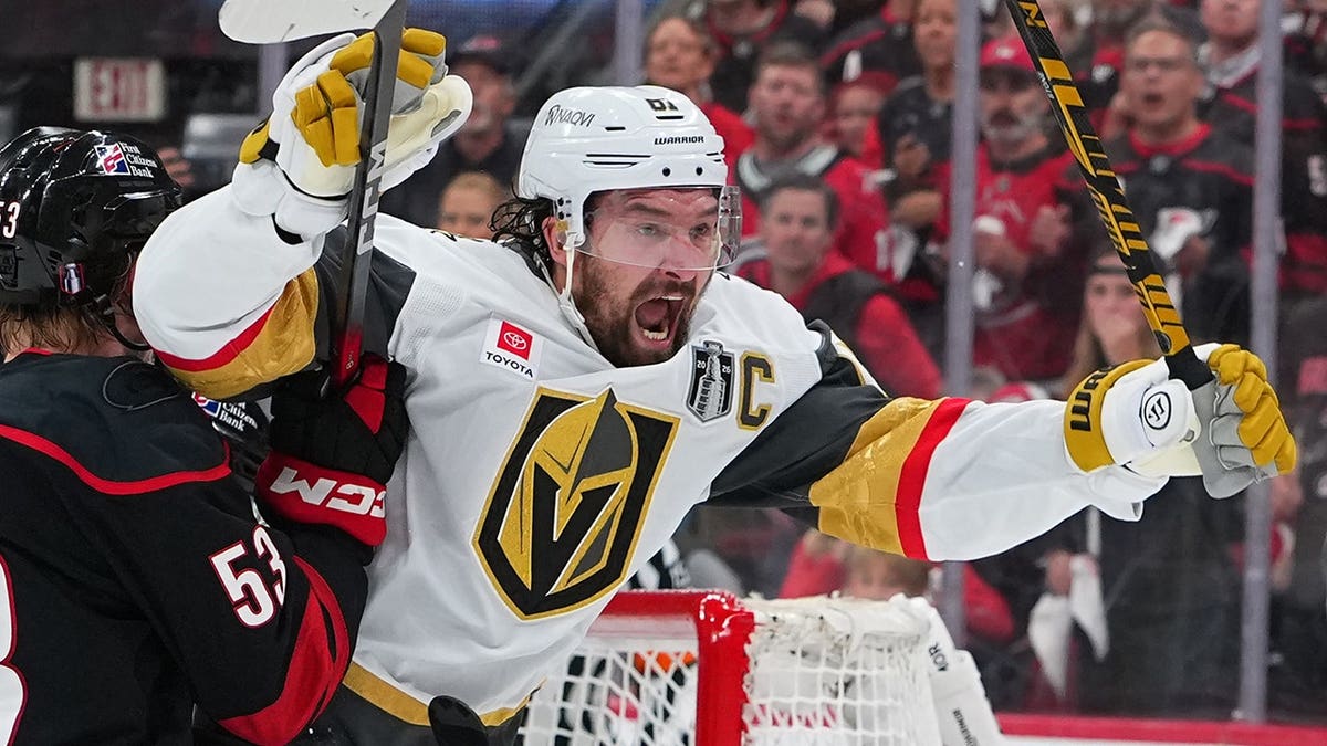 Mark , de los Vegas Golden Knights, reacciona tras marcar un gol durante un partido de hockey.