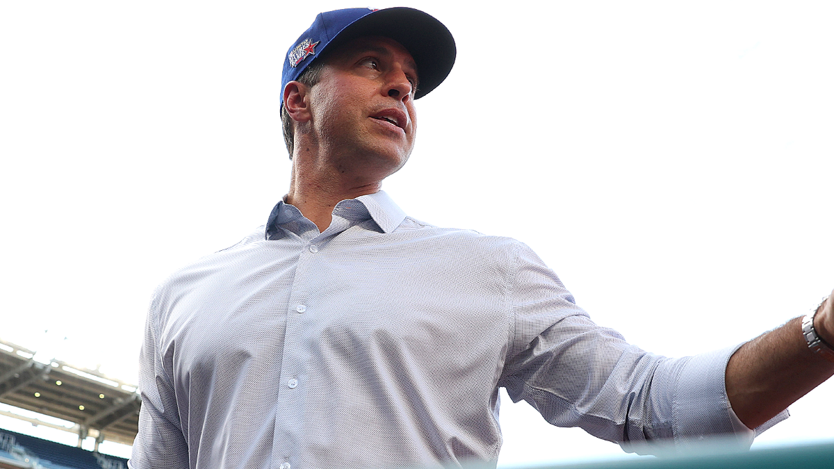 Mark Teixeira conversa com time republicano durante jogo de beisebol no Congresso.