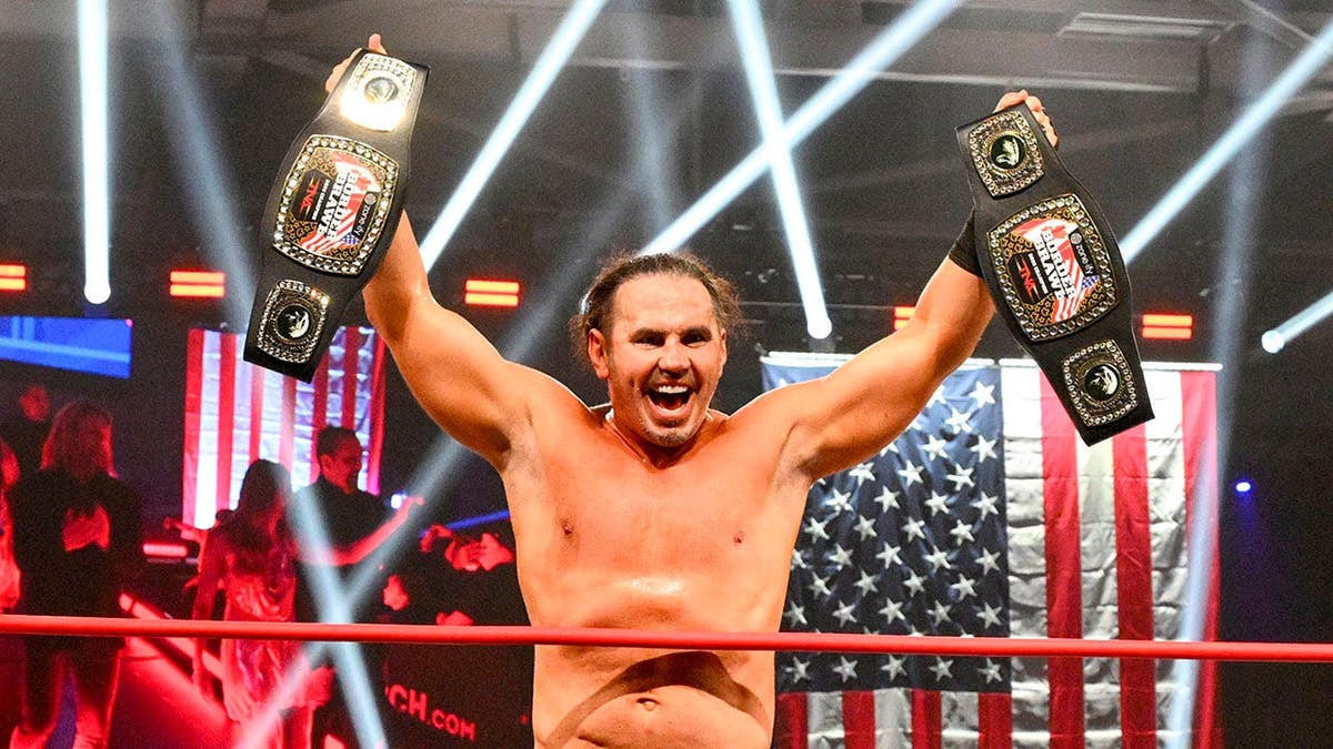 Matt Hardy sa zúčastňuje pohraničnej bitky medzi USA a Kanadou v Niagara Falls Ontario