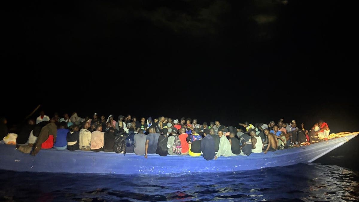 Las autoridades dijeron que el barco estaba haciendo agua y corría peligro de hundirse cuando llegaron los servicios de emergencia