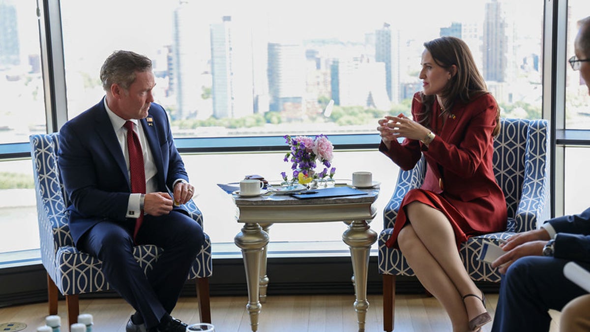 El embajador de Estados Unidos ante las Naciones Unidas, Mike , se reúne con la ministra de Asuntos Exteriores de Rumanía, Oana-Silvia Ţoiu