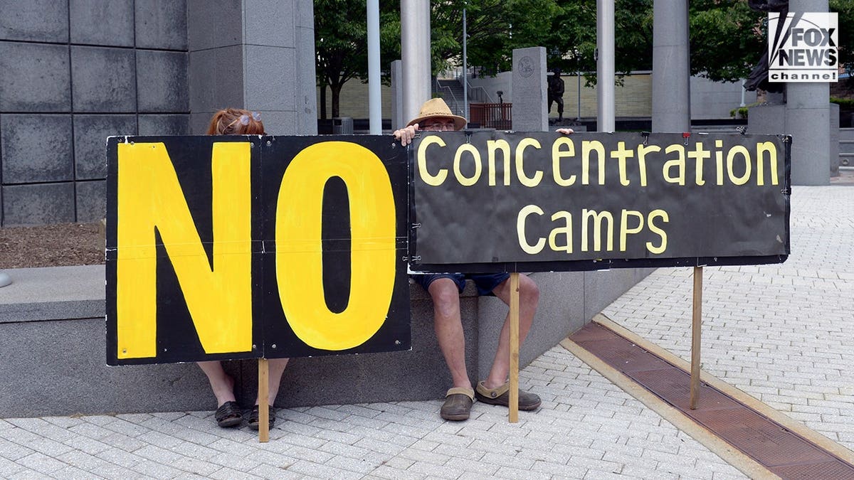 Manifestantes frente a la oficina de Mikie Sherrill en el Capitolio estatal de Trenton