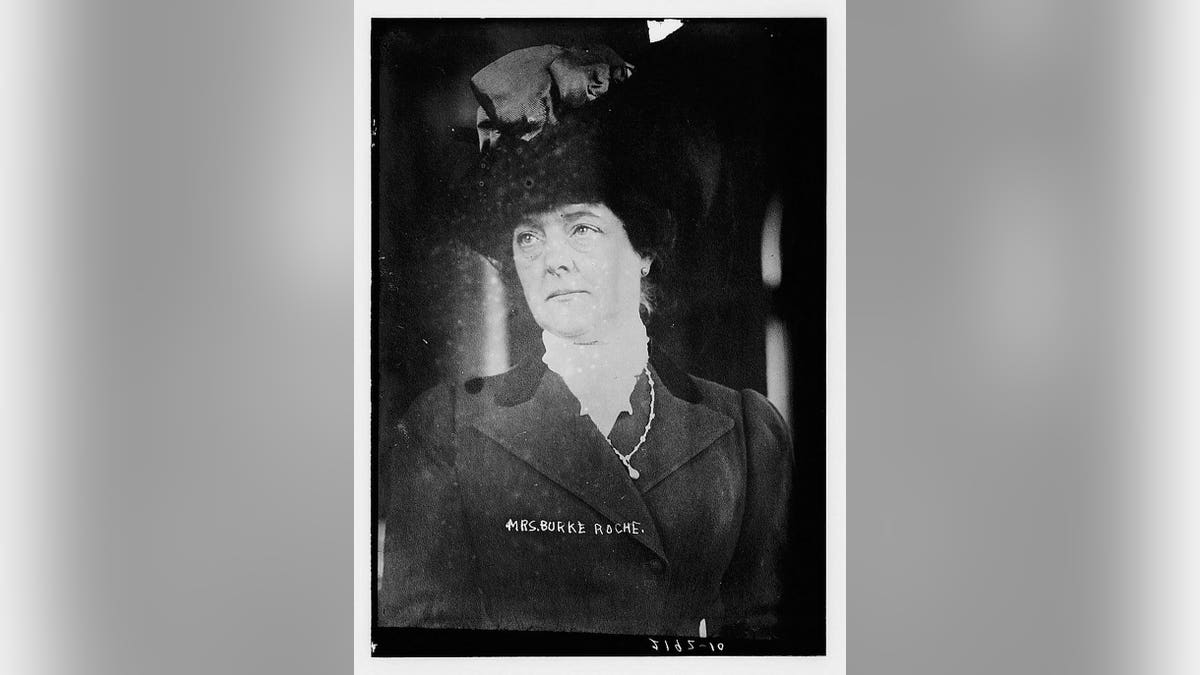 La señora Burke Roche posando para un retrato con ropa de época.