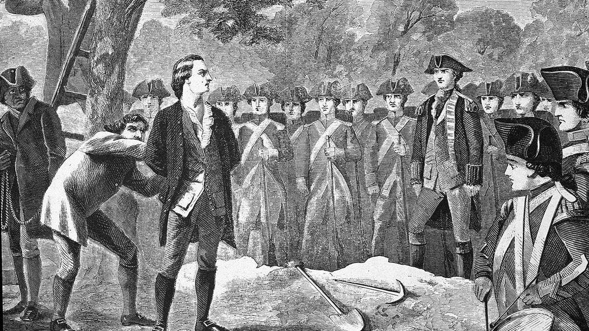 Soldados británicos preparándose para ahorcar a Nathan Hale al aire libre.