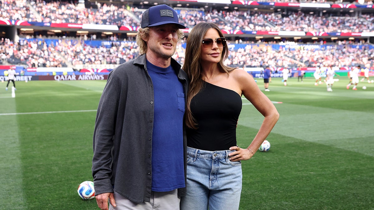Owen Wilson e Sofia Vergara na partida da Copa do Mundo FIFA de 2026 em Los Angeles.
