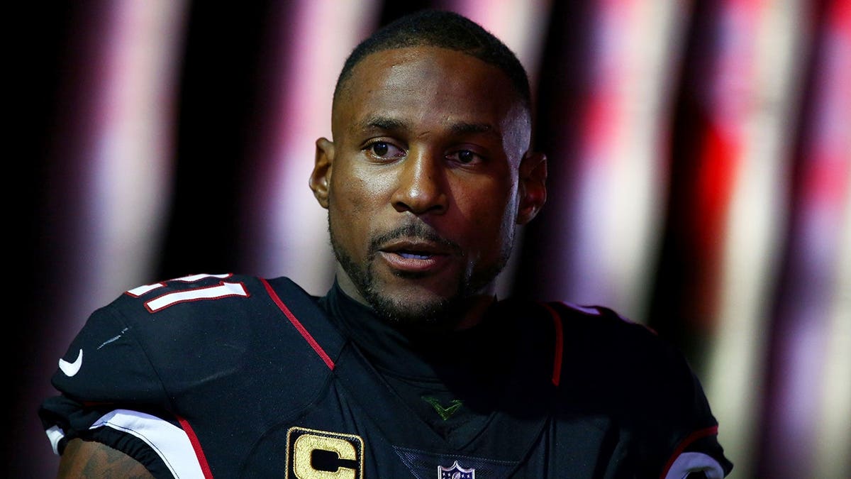Patrick Peterson, do Arizona Cardinals, correndo em campo durante um jogo.