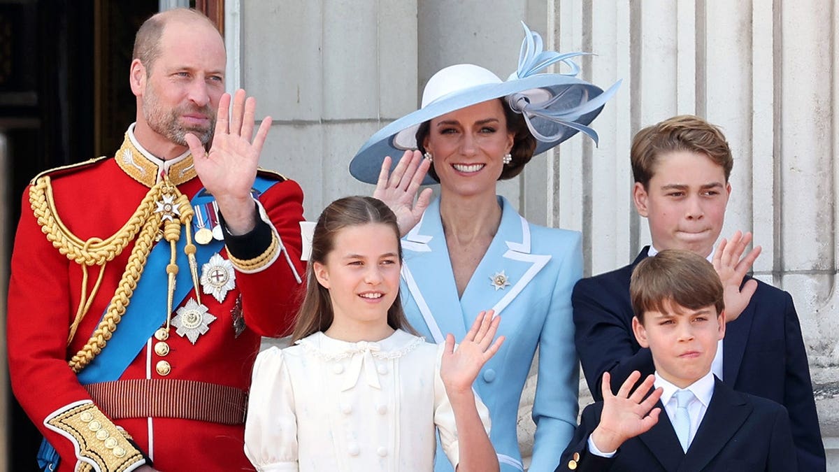El príncipe William, la princesa Charlotte, Catherine, el príncipe George y el príncipe Louis desde el balcón del Palacio de Buckingham