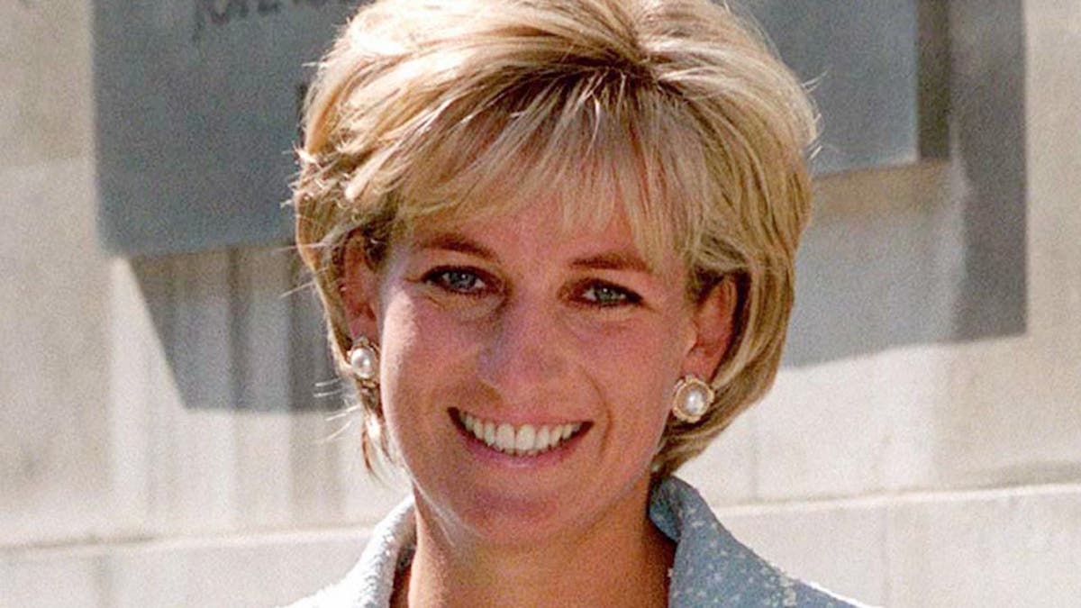 La princesa Diana la Fundación Británica del Pulmón con un ramo de la primera rosa que lleva su nombre.