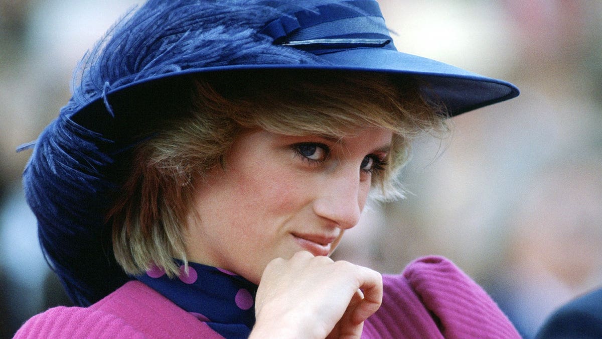 La princesa Diana y saludando con la mano durante una celebración pública en Canadá