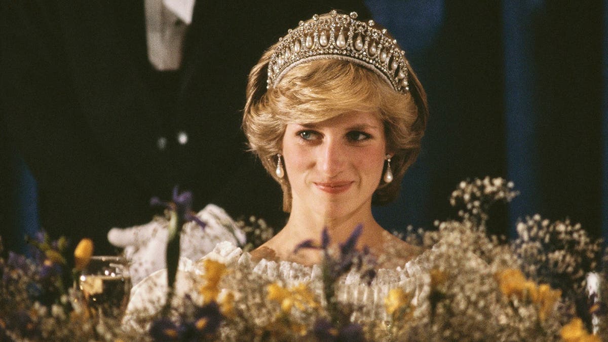 Diana de Gales, con la tiara de la reina María en un banquete en Nueva Escocia, Canadá