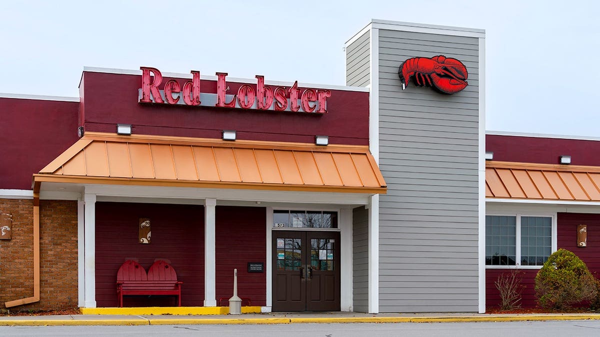 Red Lobster restaurant exterior in New Hartford New York