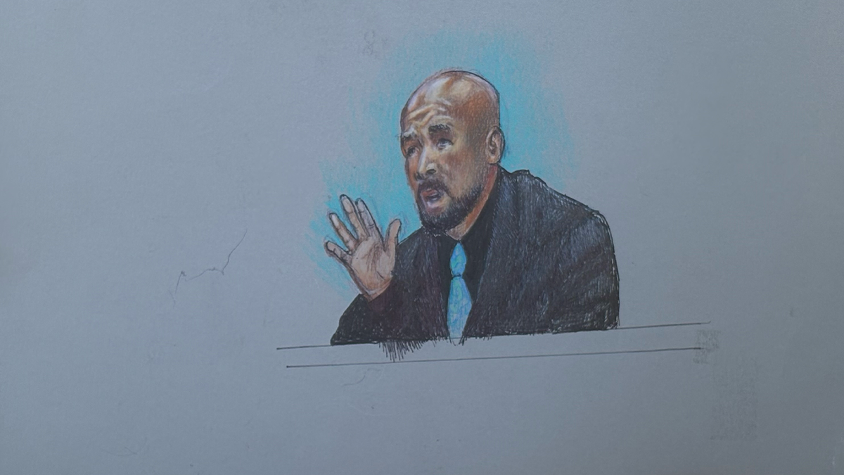 Un boceto de la sala del tribunal muestra al entrenador de atletismo del Memorial High School, Robert , testificando durante el juicio por asesinato Anthony Karmelo Anthony