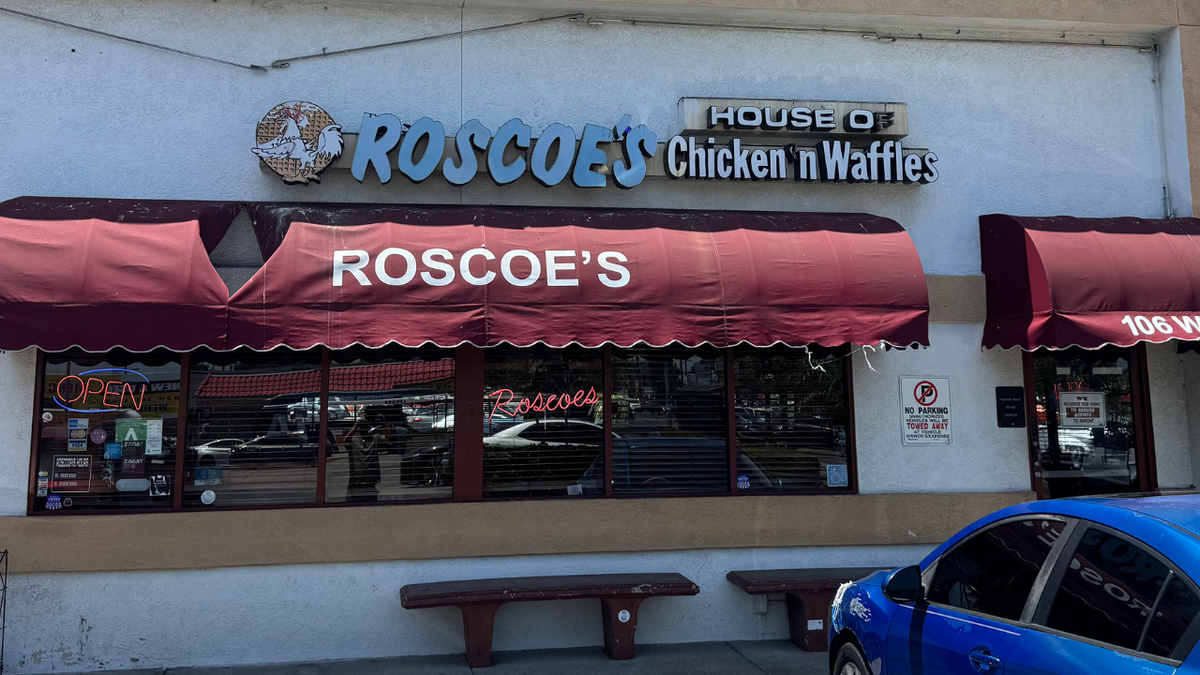El exterior del restaurante Roscoe's House of Chicken 'N Waffles en Los , California.