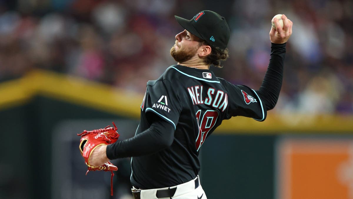 El lanzador de los Arizona Diamondbacks, Ryne Nelson, lanzando en el Chase Field