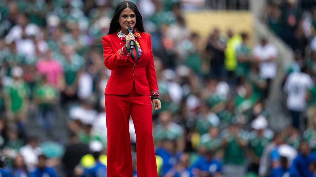 Salma Hayek em terninho vermelho na cerimônia de abertura da Copa do Mundo de 2026 no México.
