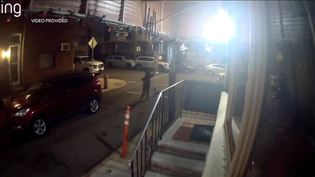 Se ve a una persona disparando un arma en Filadelfia, Pensilvania.