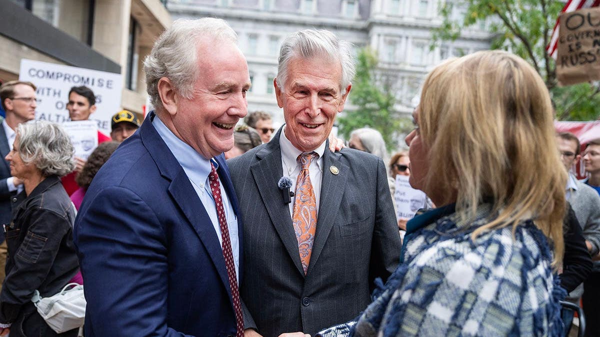 O senador Chris Van Hollen e os deputados Don Beyer e April McClain Delaney falando em uma entrevista coletiva ao ar livre.