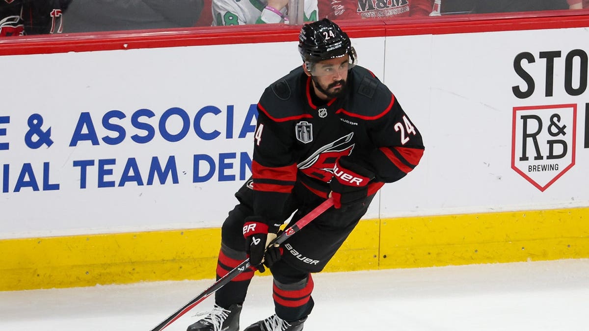 Seth , de los Carolina , busca hacer un pase durante un partido de la final de la Copa NHL .
