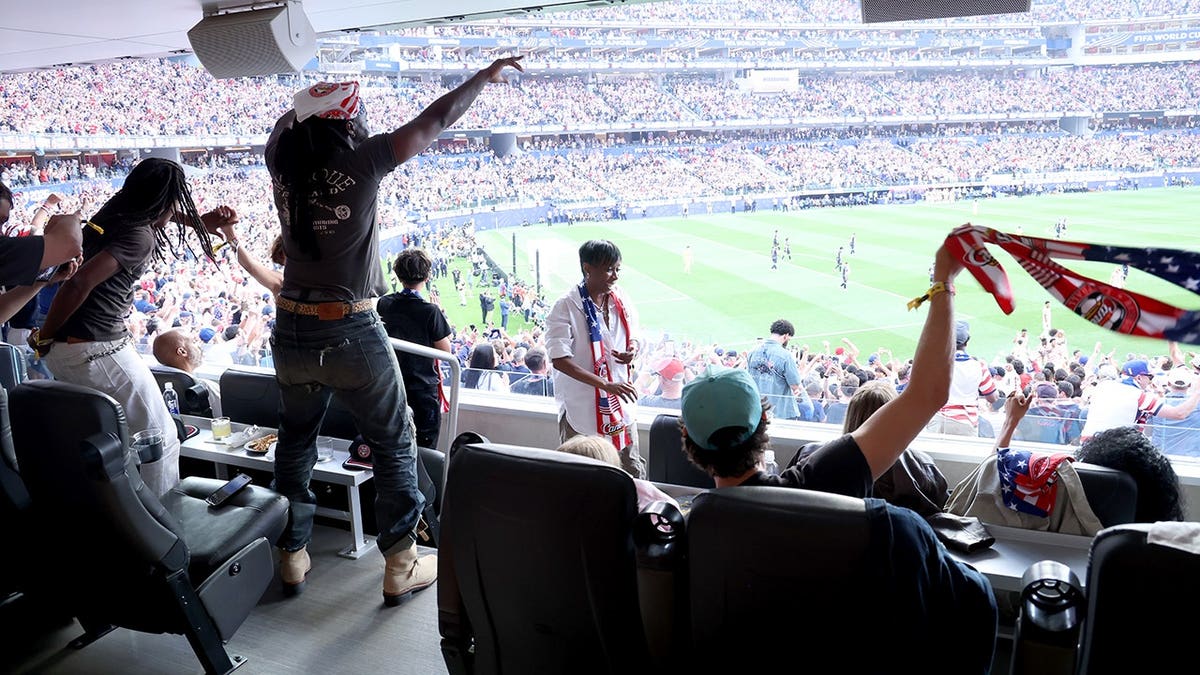 Shaboozey comemorando um gol da equipe dos EUA no Raising Cane's World Cup Suite em Los Angeles.