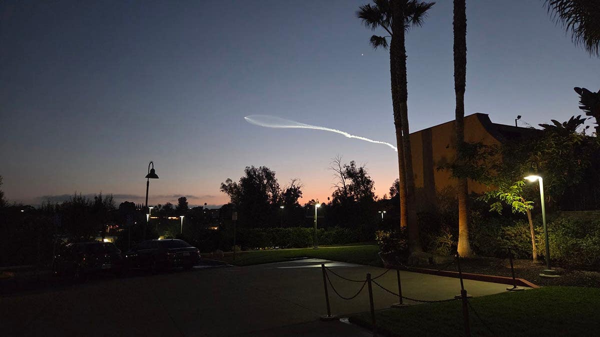 Screencaps reader Jim T in San Diego catches an awesome sight thanks to Space X.