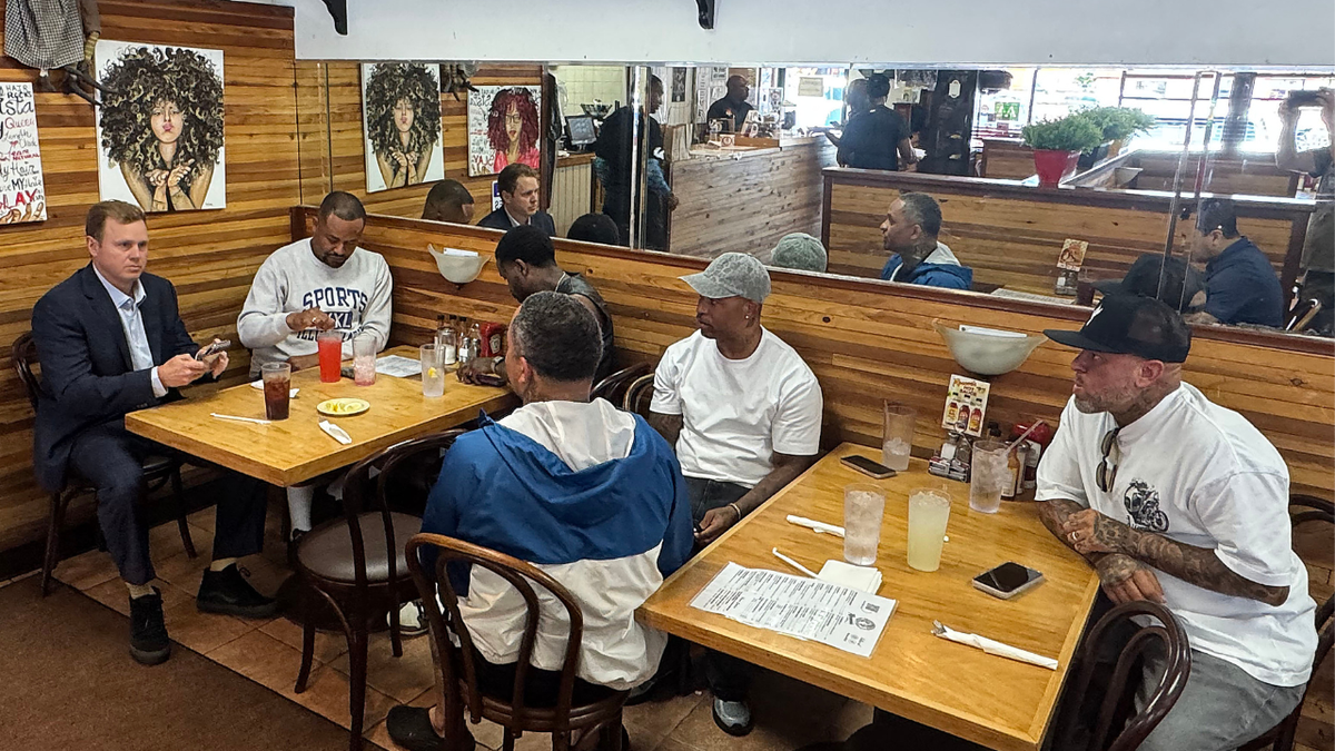 El candidato a la alcaldía Los , Spencer Pratt, come en Roscoe's House of Chicken 'N Waffles el día de las primarias, mientras los votantes acuden a las urnas para las elecciones a la alcaldía de la ciudad.
