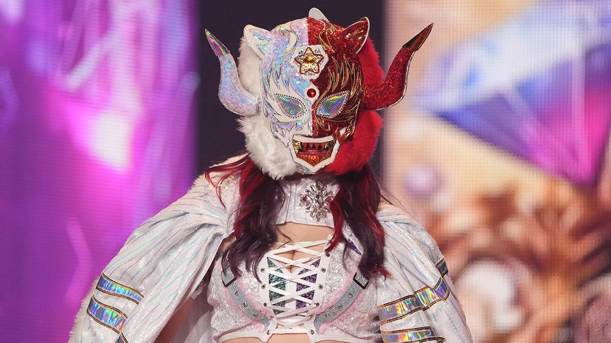 Starlight Kid vstupuje do ringu počas ženského pro-wrestlingového podujatia v japonskej Osake.