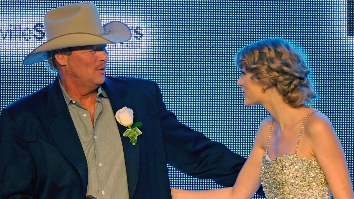Taylor Swift congratulating Alan Jackson at the Nashville Songwriters Hall of Fame induction ceremony.