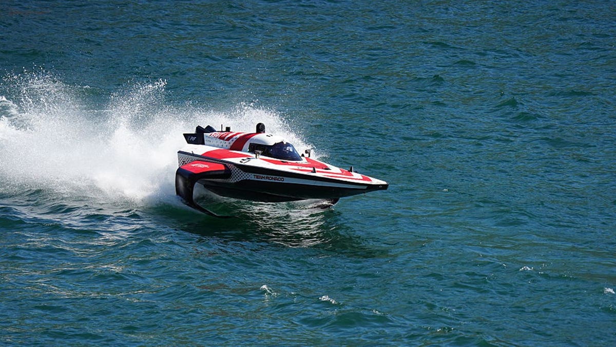 Duncan Oban y Maxime Nocher compitiendo en lanchas motoras en el lago de Como
