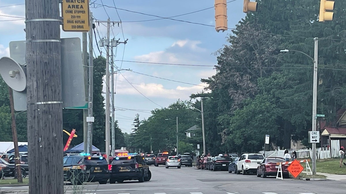 Agentes de policía trabajan en el lugar de un tiroteo cerca de un festival en Toledo, Ohio sábado 6 de junio de 2026.