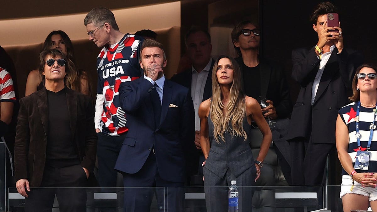 Tom Cruise, David Beckham e Victoria Beckham assistindo à partida entre EUA e Paraguai em Los Angeles em junho de 2026.