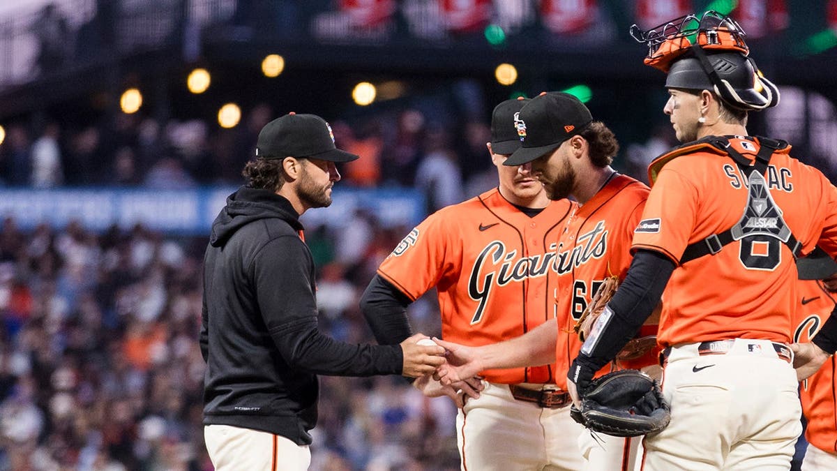 San Francisco Giants manager Tony Vitello lifts starting pitcher Landen Roupp at Oracle Park.