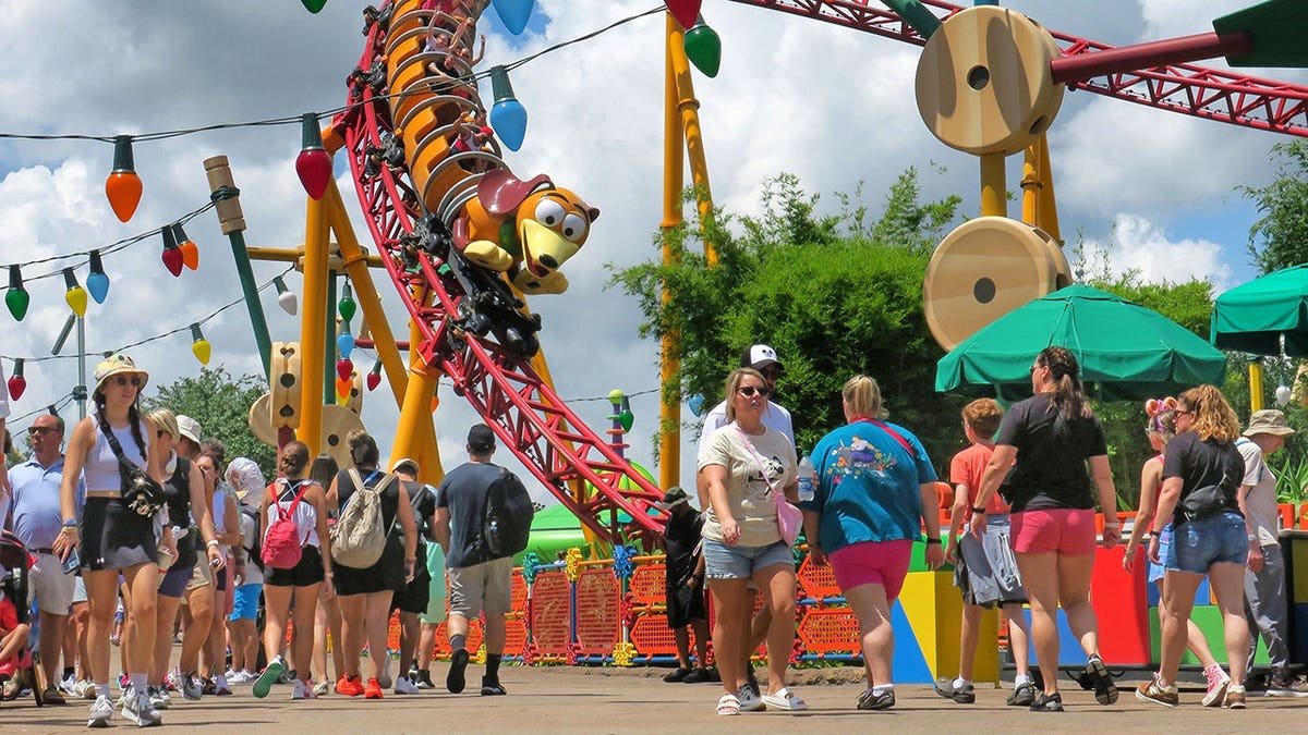 Pessoas fazendo fila para o passeio Toy Story Land.