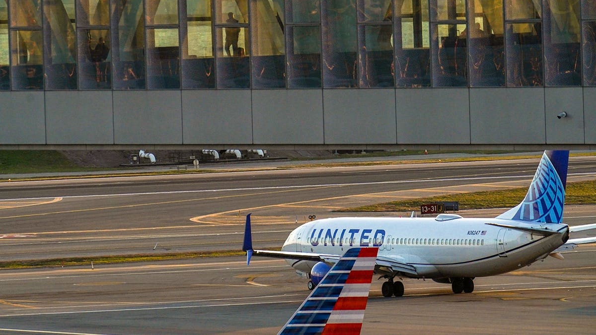 united level   taxis connected  runway